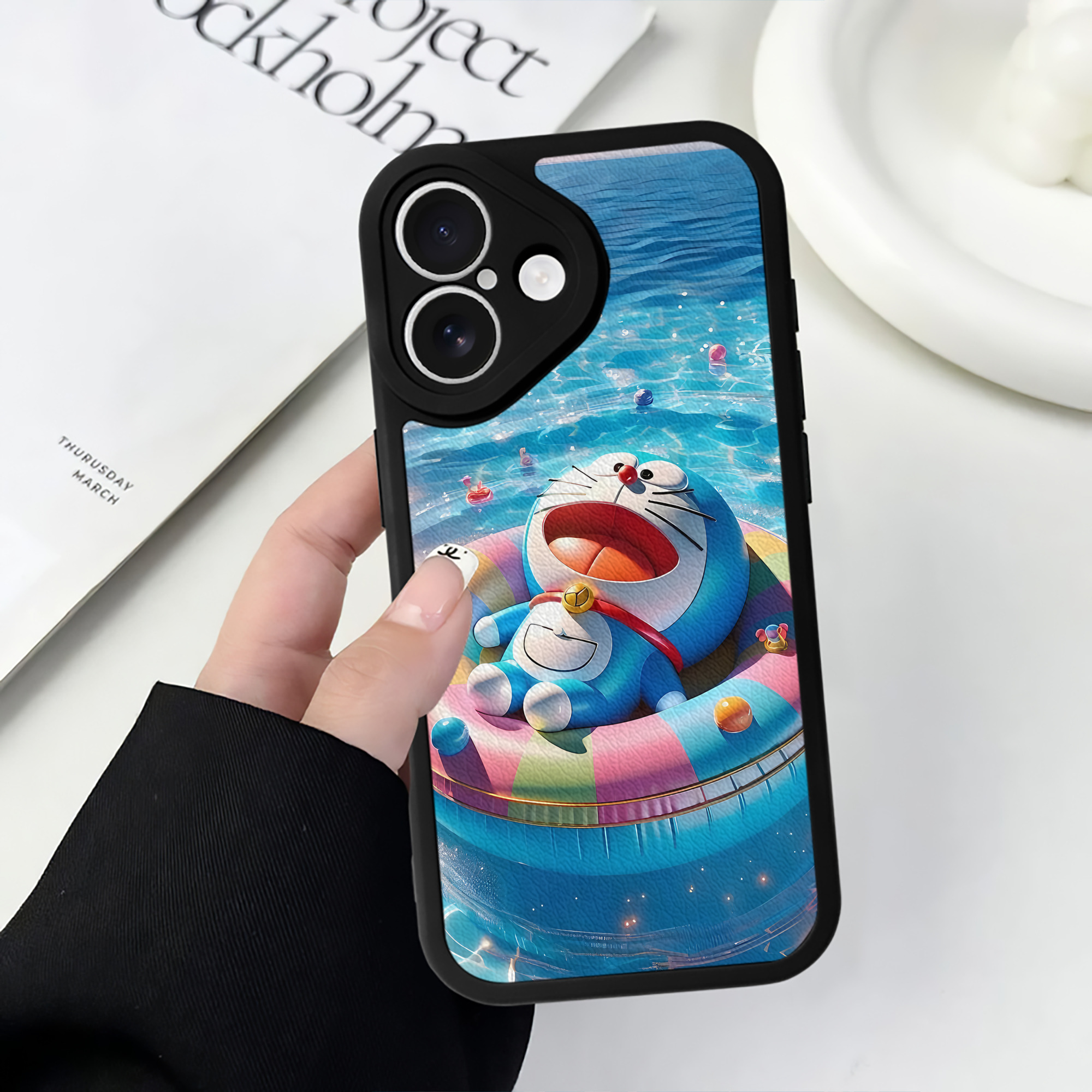 （画像用） ドラえもん Doraemon 【iPhone 16シリーズ対応】シリコンスマホケース（レザー調） 材質：シリコン